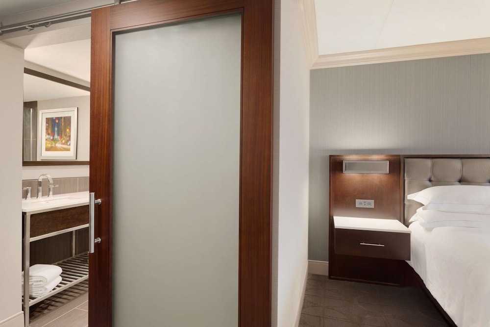 Room, 1 King Bed, Accessible - Photo 1