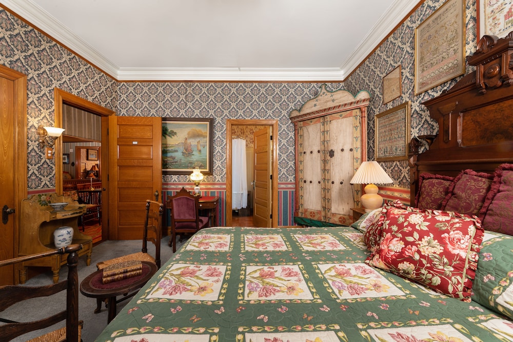 Deluxe Room, 1 Queen Bed, Private Bathroom, Corner photo 3