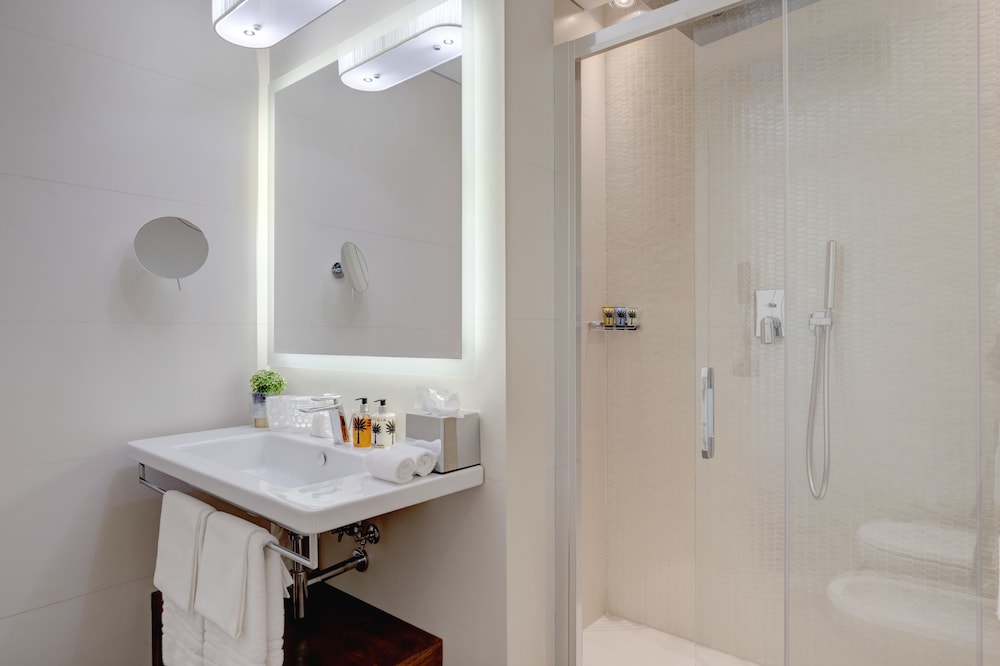 One Bedroom Premier Suite thumbnail 5