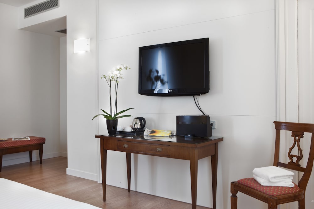 Executive Room, 1 King Bed - Photo 6