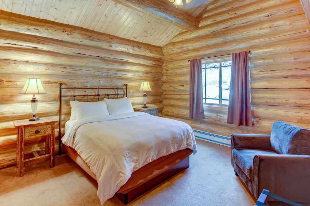 Cabin, 2 Bedrooms, Mountain View, Ground Floor - No Pets photo 1