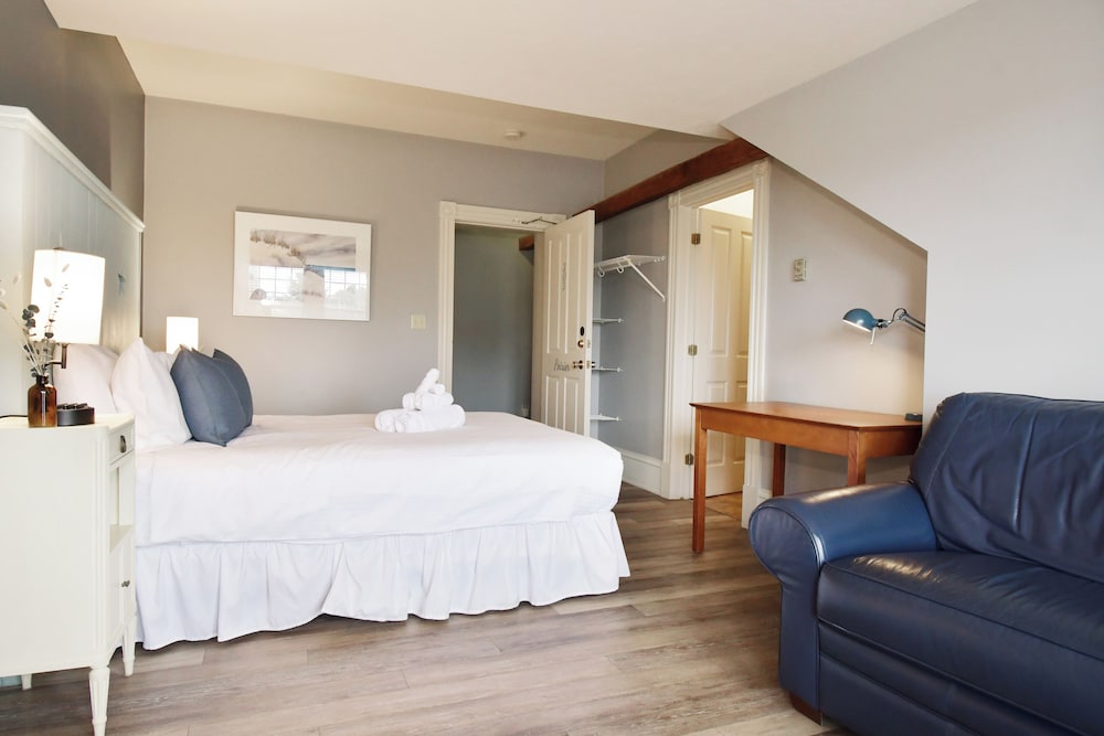 Junior Suite, 1 Queen Bed, Bathtub