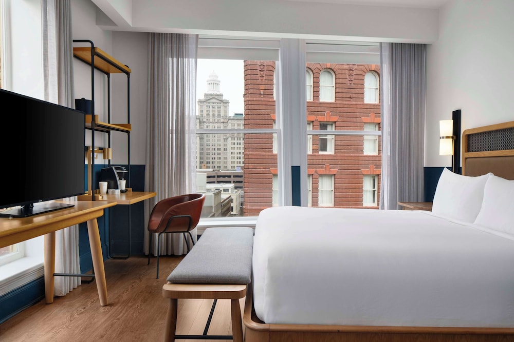 Deluxe Studio Suite, 1 King Bed, City View - Photo 2
