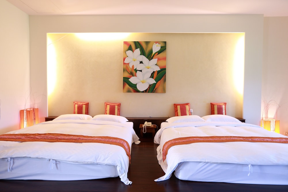 Deluxe Quadruple Room, 2 Queen Beds photo 2