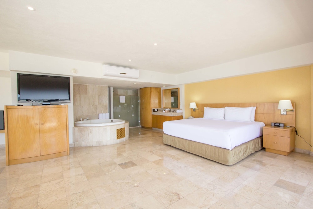 Senior Suite, 1 King Bed, Jetted Tub photo 2