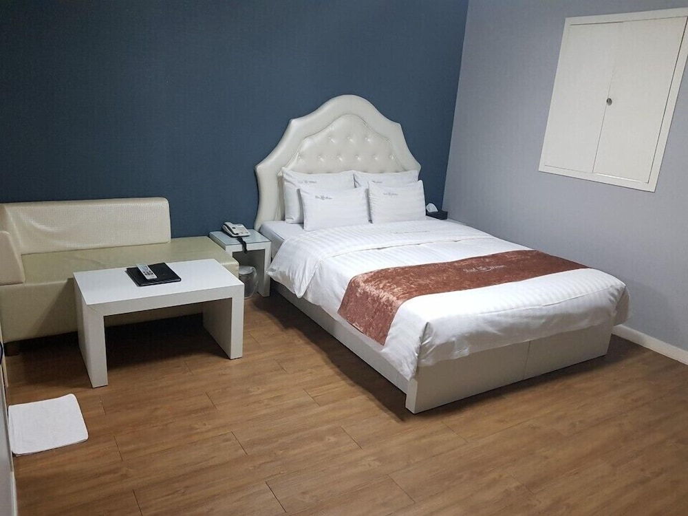 Basic Room, 1 King Bed - Photo 2