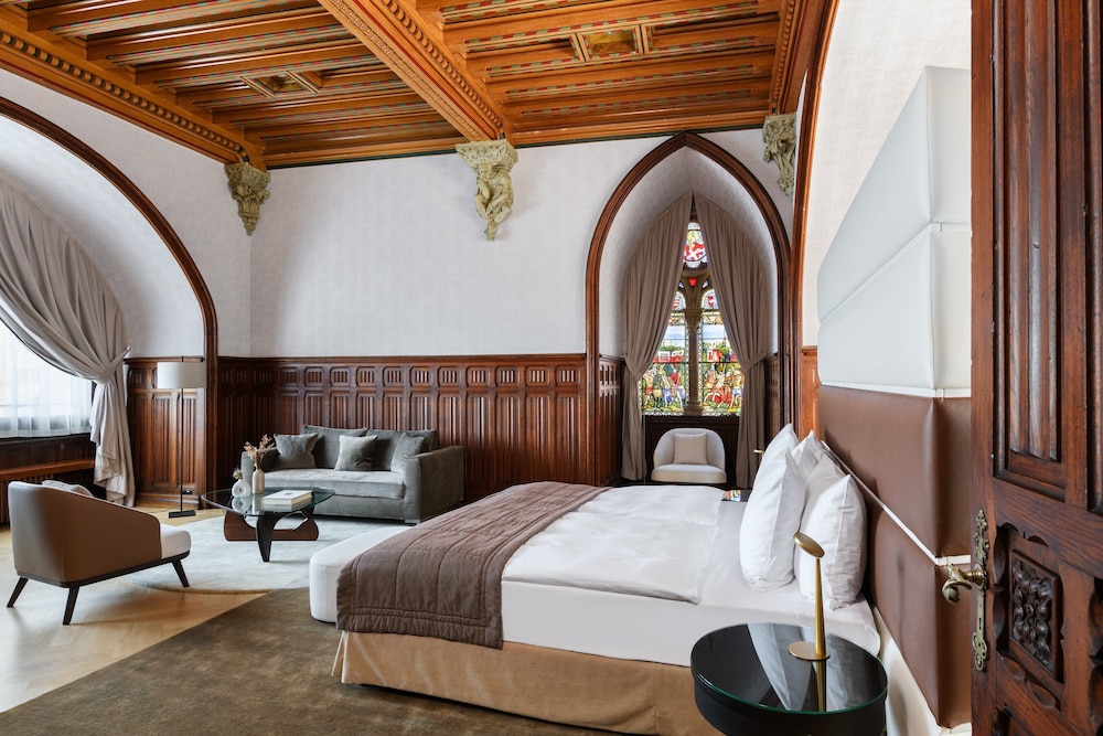 Suite, 1 Queen Bed, Lake View photo 3