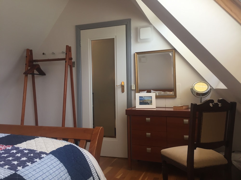 Superior Cottage, 1 King Bed, Non Smoking, Garden Area photo 3