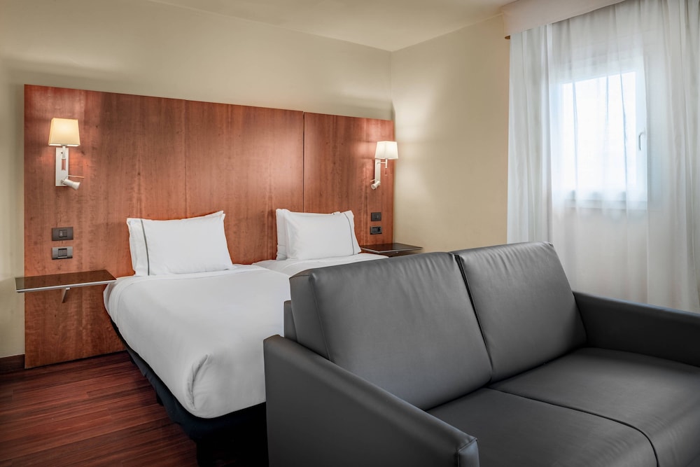 Standard Room, 2 Twin Beds, Pool View thumbnail 6