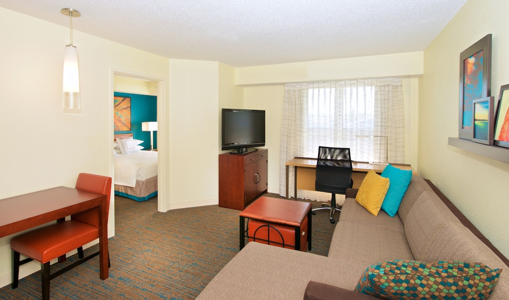 Suite, 1 Bedroom - Photo 2