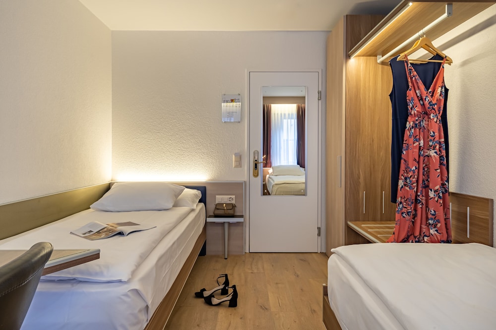 Standard Room, 2 Twin Beds - Photo 13