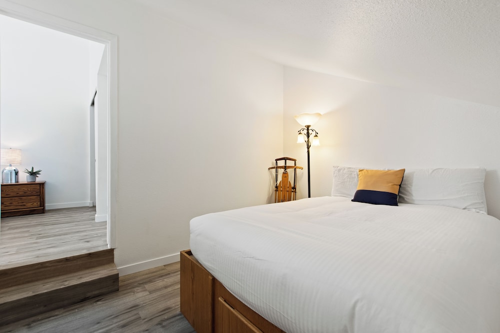 Comfort Condo, 2 Bedrooms, Mountain View