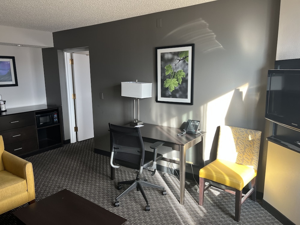 Suite, 2 Double Beds, Non Smoking - Photo 2