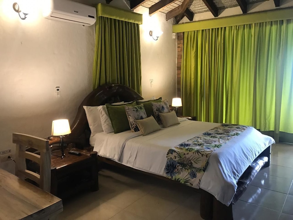 Premium Suite, 1 King Bed, Valley View photo 1