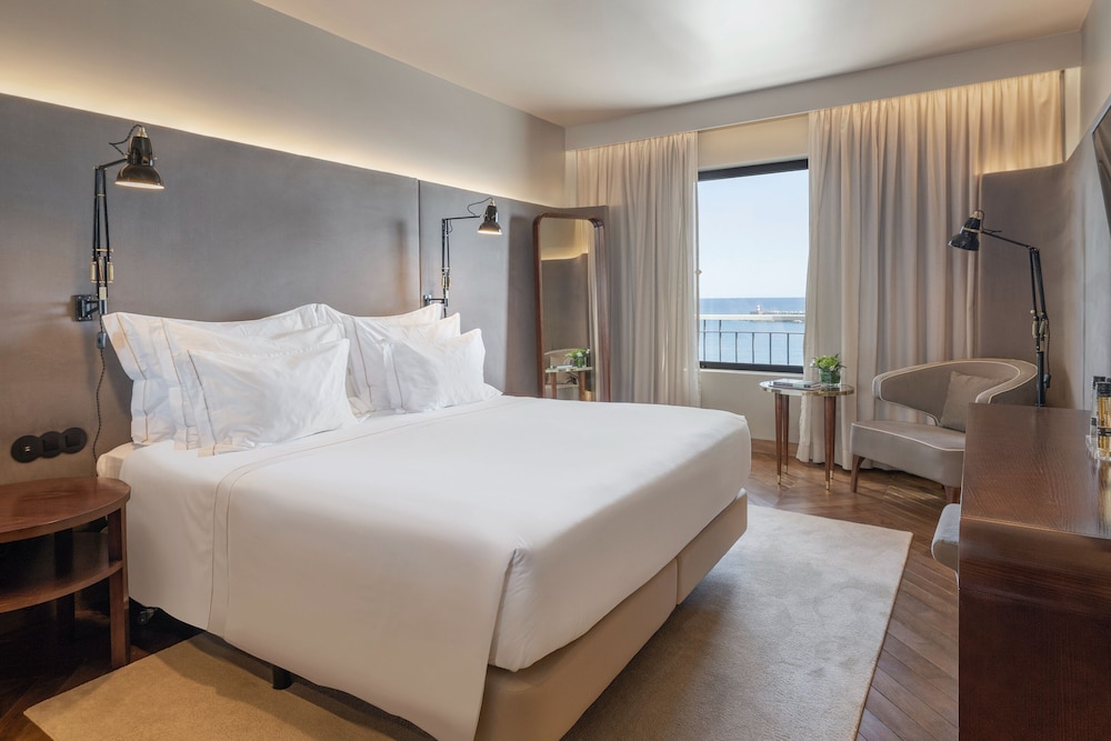 Suite - Photo 1