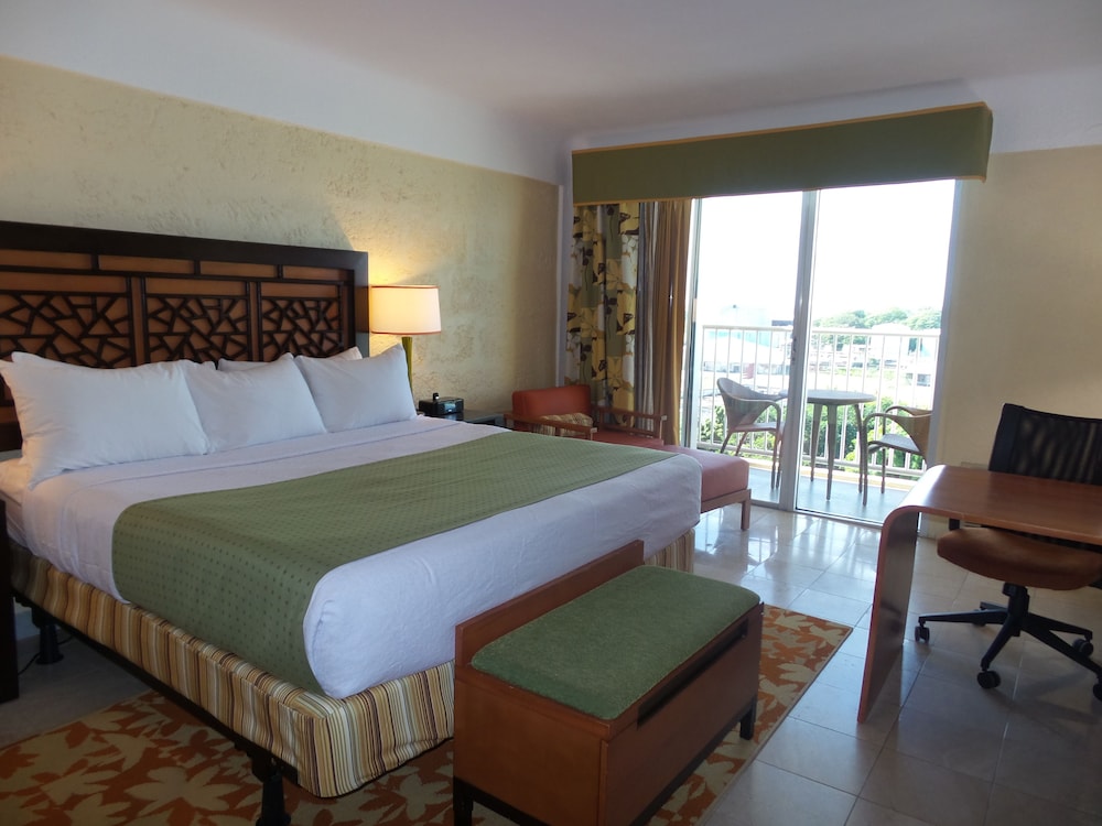 Room, 1 King Bed, Balcony, Beach View - Photo 5