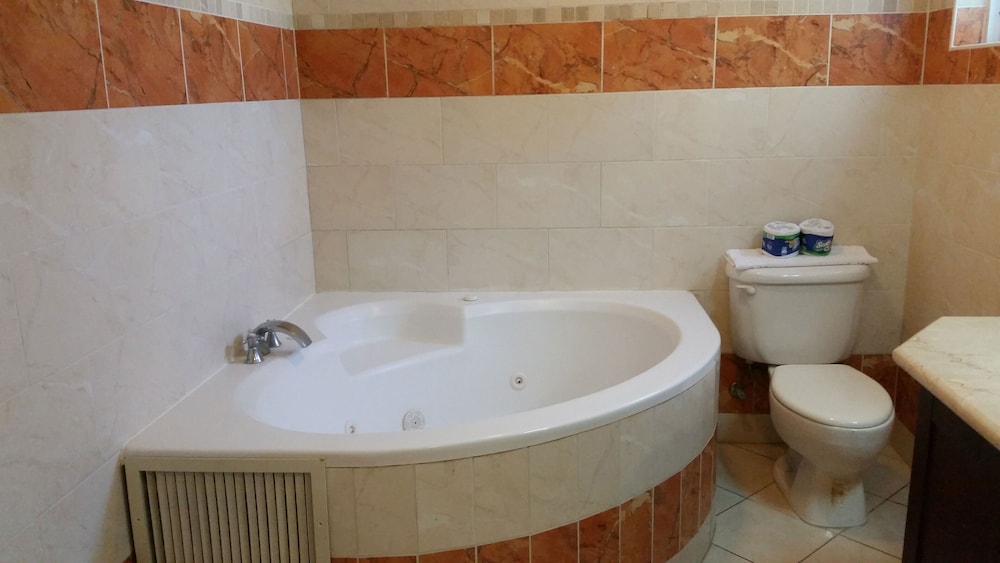 Deluxe Suite, Jetted Tub, Pool View photo 3
