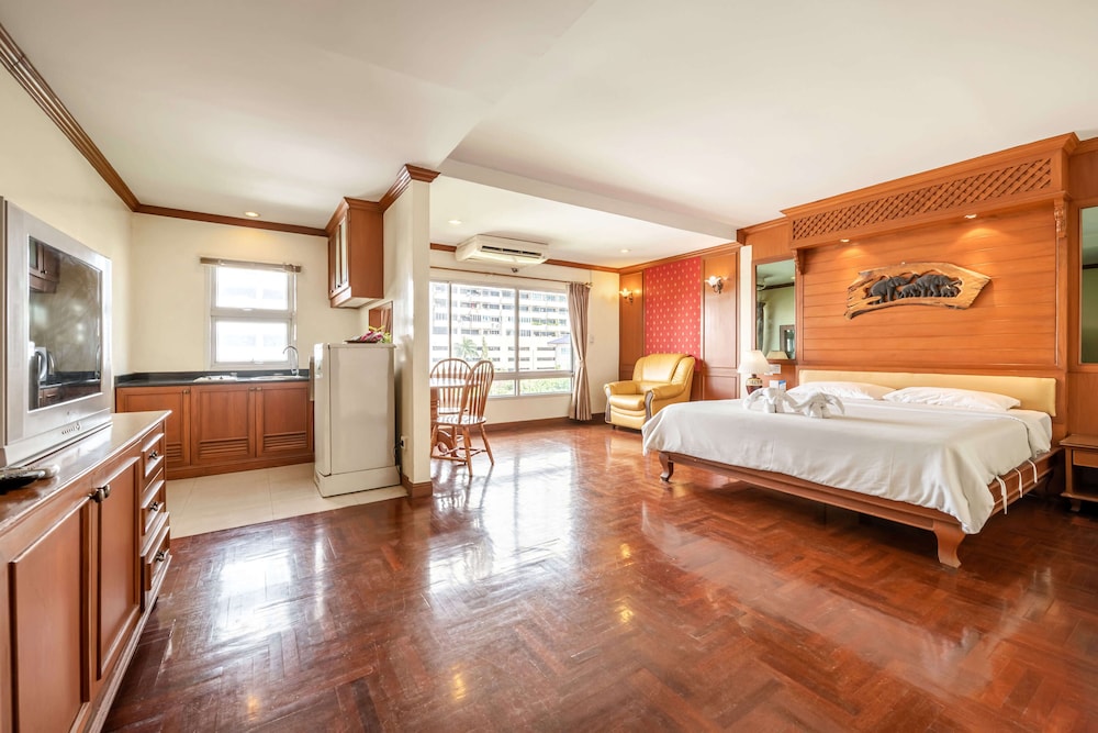 Deluxe Room, 1 King Bed photo 1