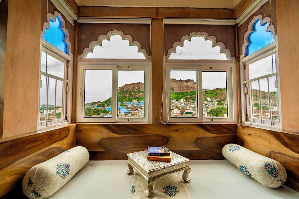 Fort View Superior Room with Jharokha, King Bed ( 2nd Floor ) photo 2