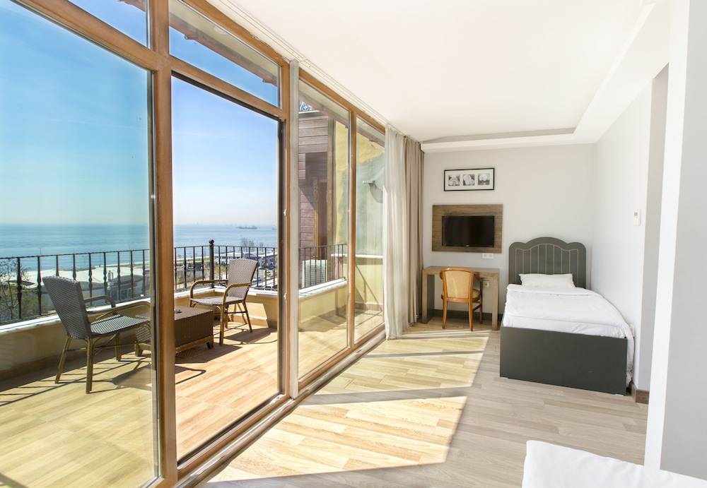 Superior Triple Room photo 3