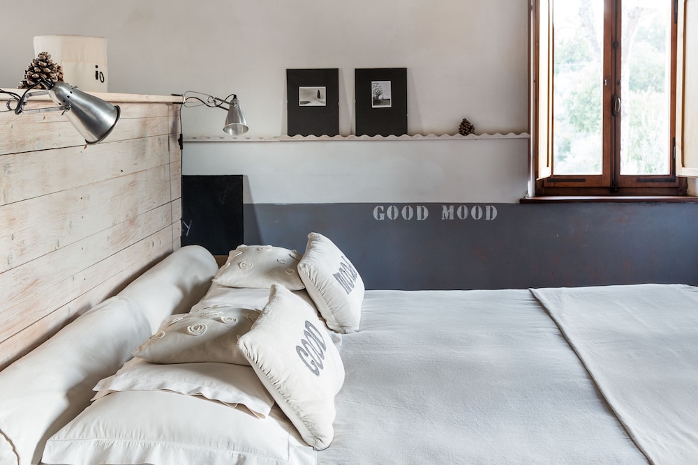 Design Suite, 1 King Bed, Hill View photo 3