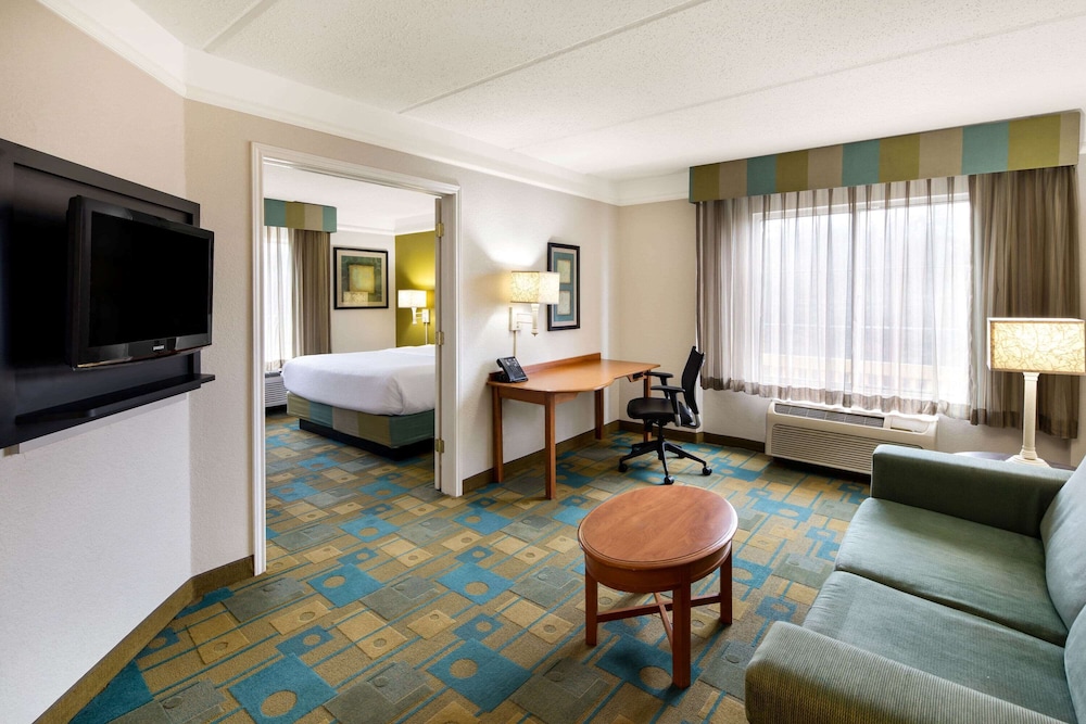 Suite, 1 Bedroom, Non Smoking (1 King Bed) photo 3