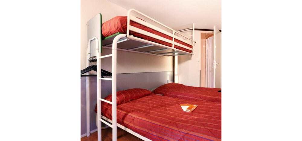 Standard Room, 3 Twin Beds - Photo 5