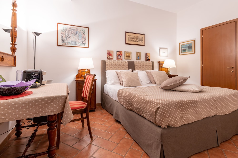 Standard Room, 1 King Bed, Non Smoking, Private Bathroom