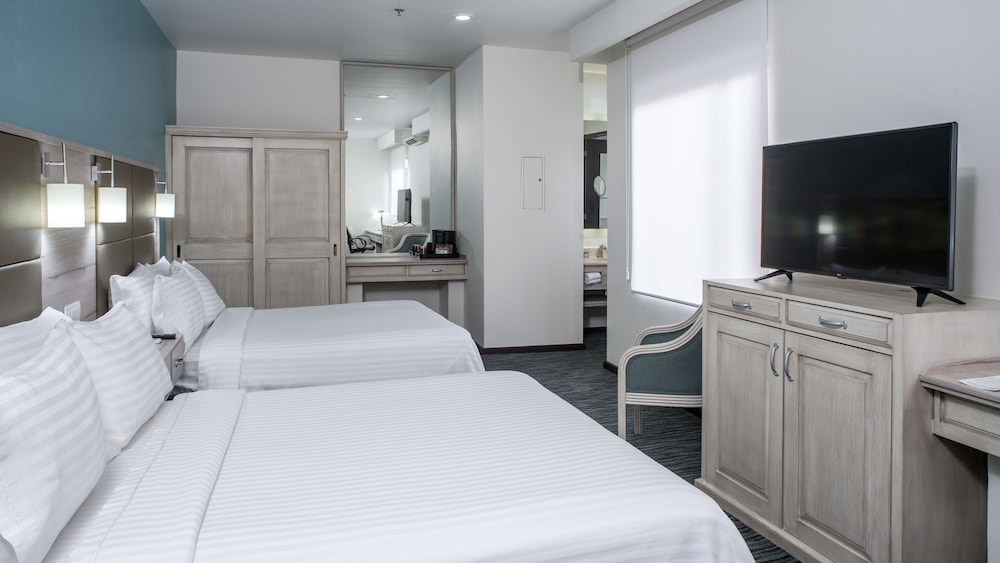 Suite, 2 Queen Beds - Photo 3