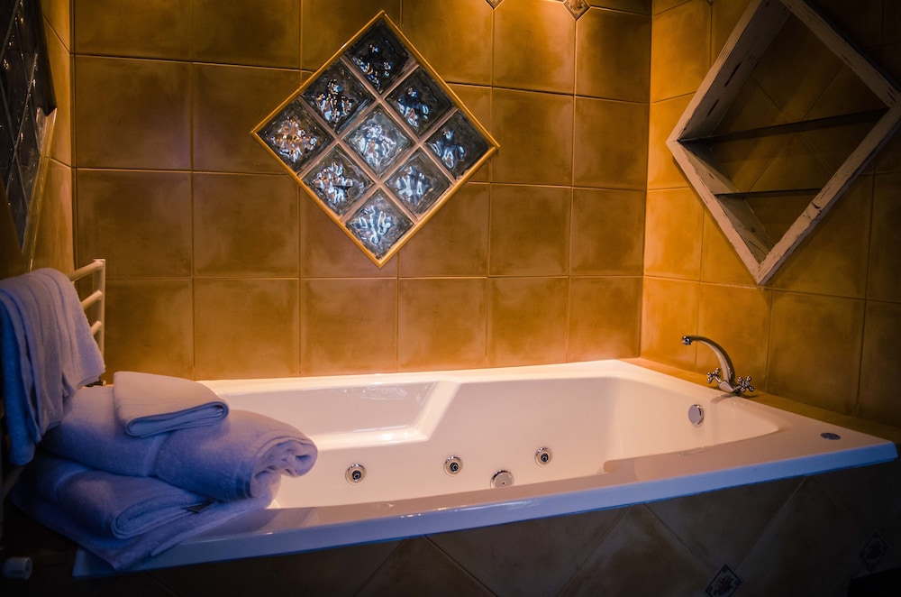 Suite, 1 King Bed, Jetted Tub, Garden View photo 3
