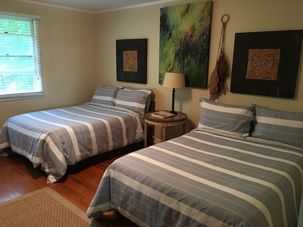 Standard Room, 2 Double Beds (No Pets) photo 1