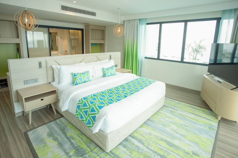 Suite with Private Pool (Premier King Bayview Pool Suite) - Photo 1
