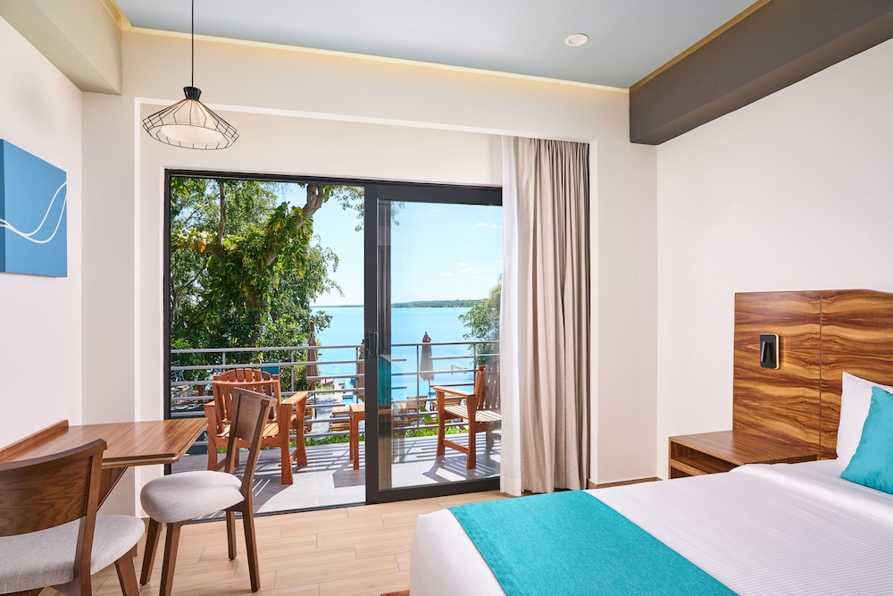Deluxe King Size Front Lagoon View - Photo 2