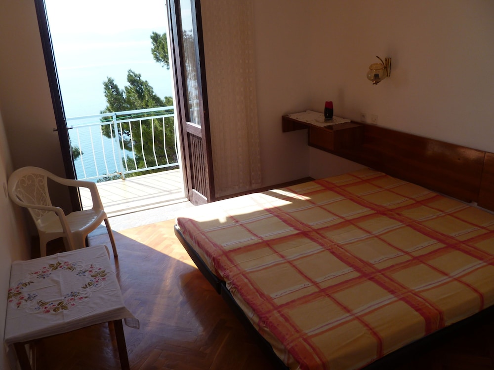 Room (S2)