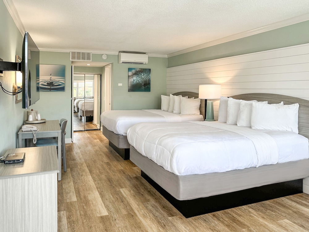 Room, 2 Queen Beds, Kitchenette, Poolside photo 3