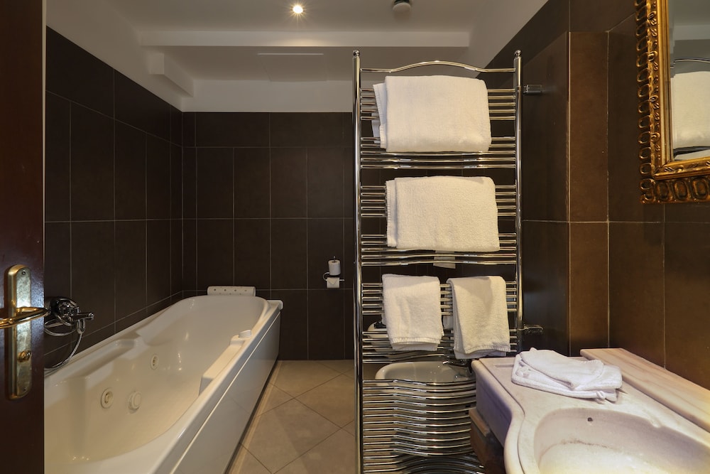 Deluxe Room, Hot Tub - Photo 6