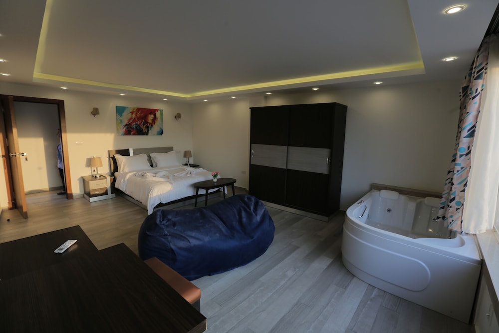 Executive Suite, Jetted Tub (Pyramids View) - Photo 5