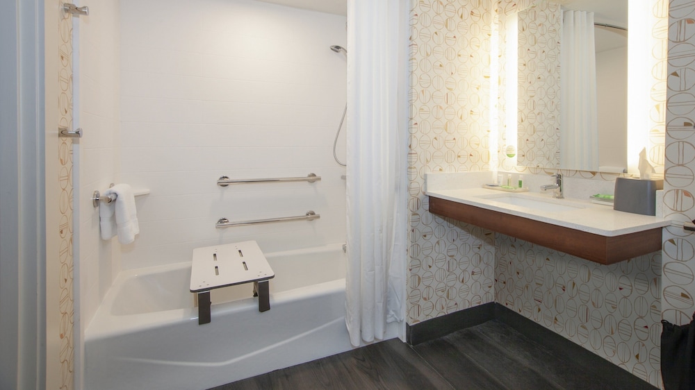 Standard Room, 1 King Bed, Accessible (Comms, Mobil, Access Tub) - Photo 11