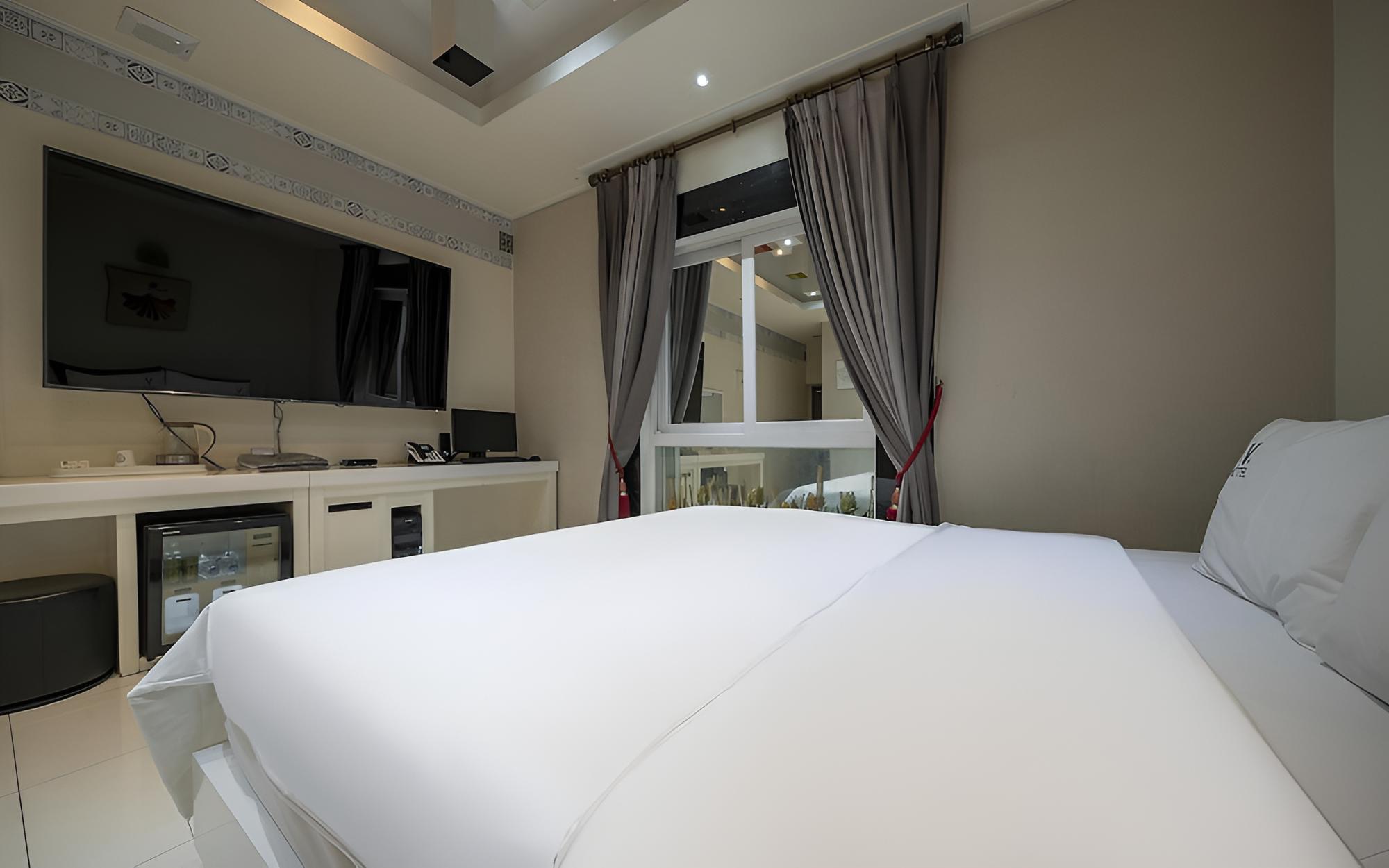 Room (Standard (75-inch TV Netflix styler a) - Photo 2