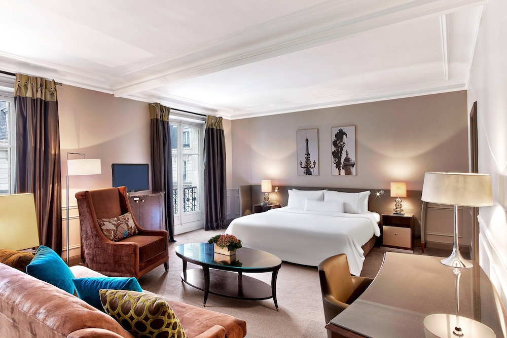 Junior Suite with One Queen Bed (Non Smoking) photo 1
