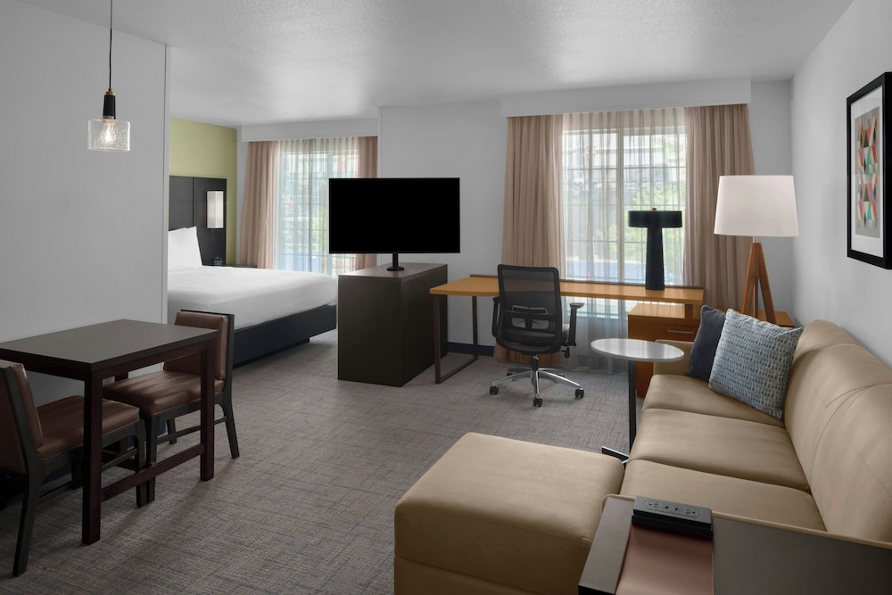 Suite, 1 Bedroom (Mobility/Hearing Access, Roll-in Shwr) photo 1