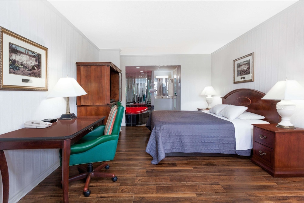 Suite, 1 King Bed, Non Smoking - Photo 2
