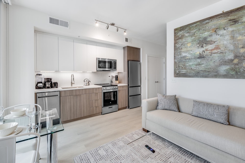 Luxury Apartment, 1 Bedroom, Balcony (Room décor/layout/colors vary by unit) - Photo 8