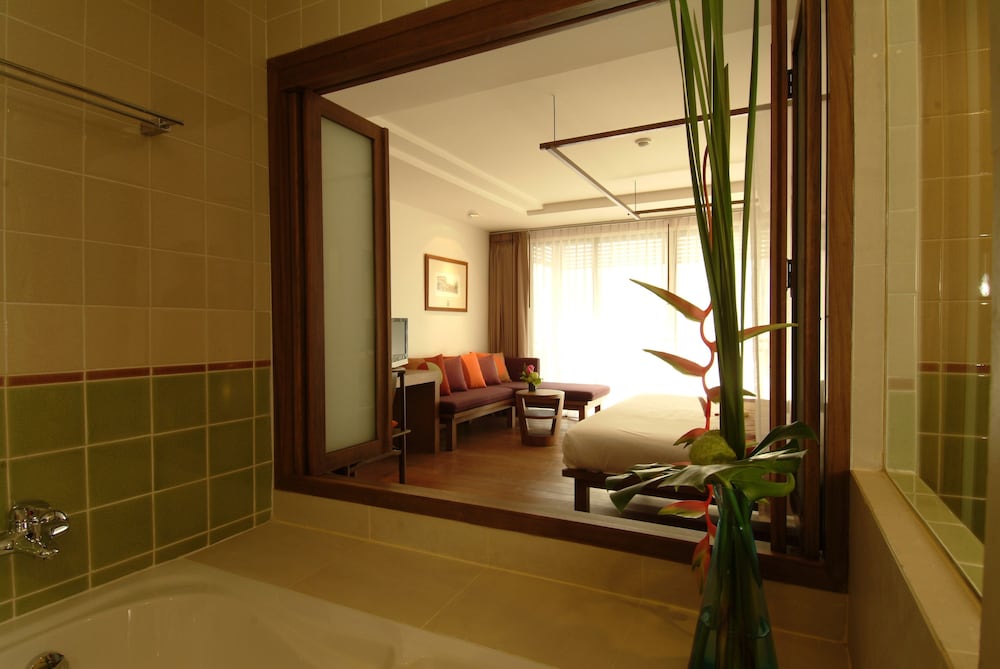 Deluxe Room, 1 Double or 2 Twin Beds, Pool Access, Pool View - Photo 7