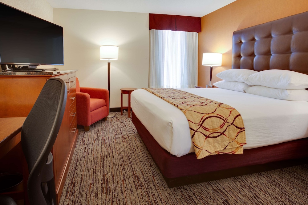 Deluxe Room, 1 Queen Bed, Refrigerator & Microwave (Upper Floor) photo 1
