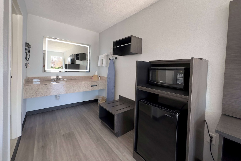 Room, 1 King Bed, Non Smoking - Photo 2