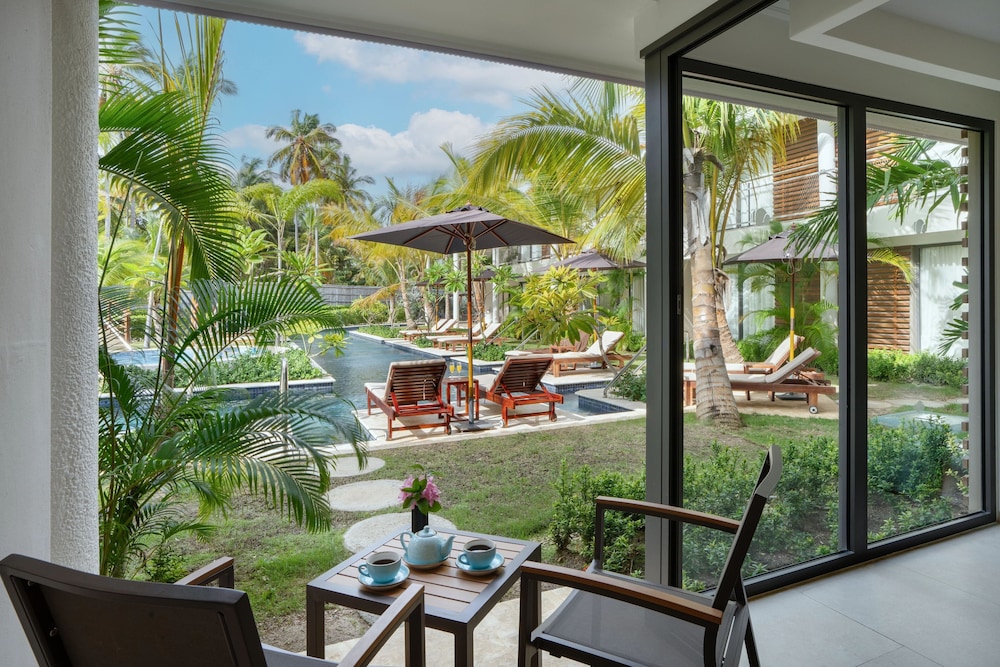Junior Suite, 1 King Bed (Preferred Club, Swim-Up) - Photo 5