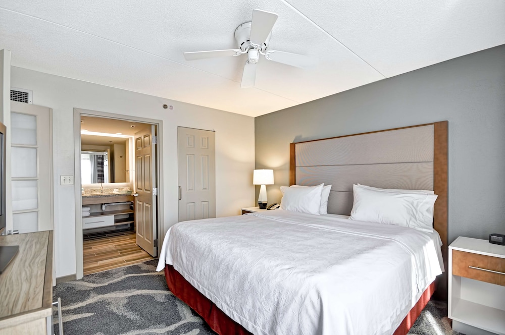 Suite, 1 King Bed with Sofa bed, Accessible, Bathtub photo 2