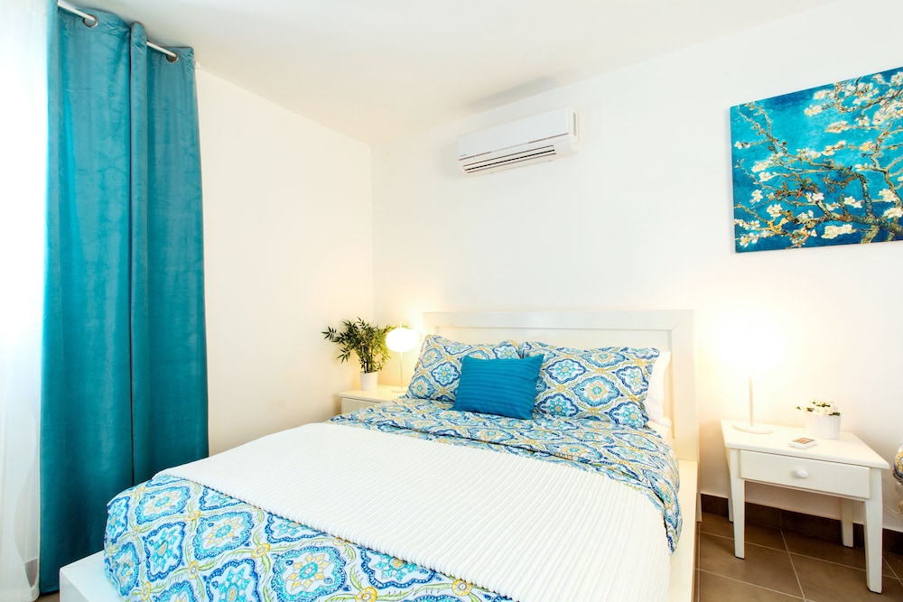 Comfort Penthouse, 2 Bedrooms, Pool View, Garden Area