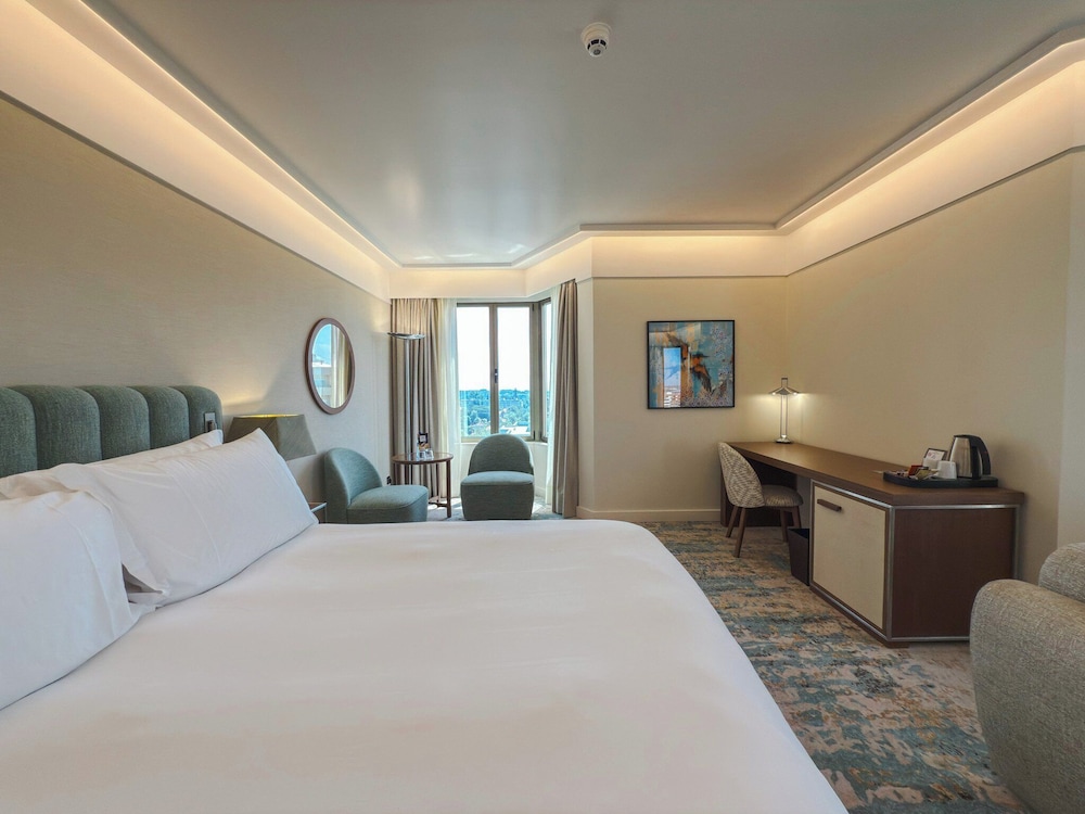 Junior Suite, 1 Queen Bed, Corner (High Floor) thumbnail 5